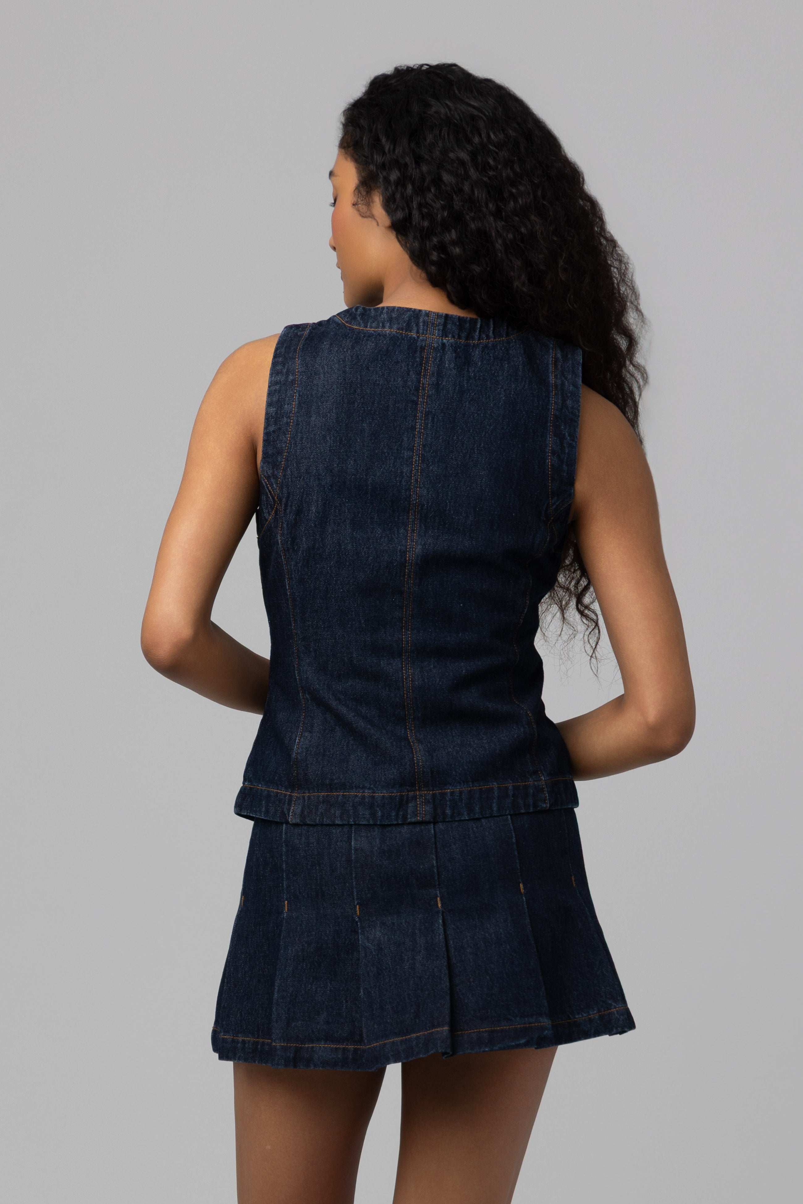OUT AND ABOUT VEST - 93CH4688_Out_and_About_0195.jpg